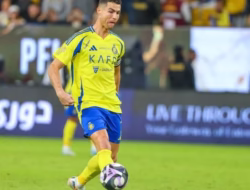 Ronaldo Sambut Fans Ngesot di Lapangan, Bukti Kepedulian Sang Megabintang