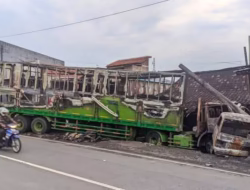 Sopir Luka Bakar Setelah Truk Boks Pengangkut Cat Terbakar di Tulis Batang