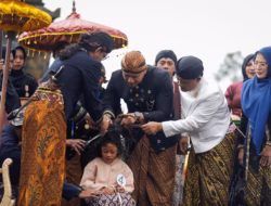 Dapat Permintaan Khusus, Ahmad Luthfi dan AHY Potong Rambut Gimbal Anak Bajang di Dieng