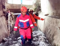 Hanyut di Got Saat Bermain Hujan, Balita Surabaya Masih Dicari Tim SAR